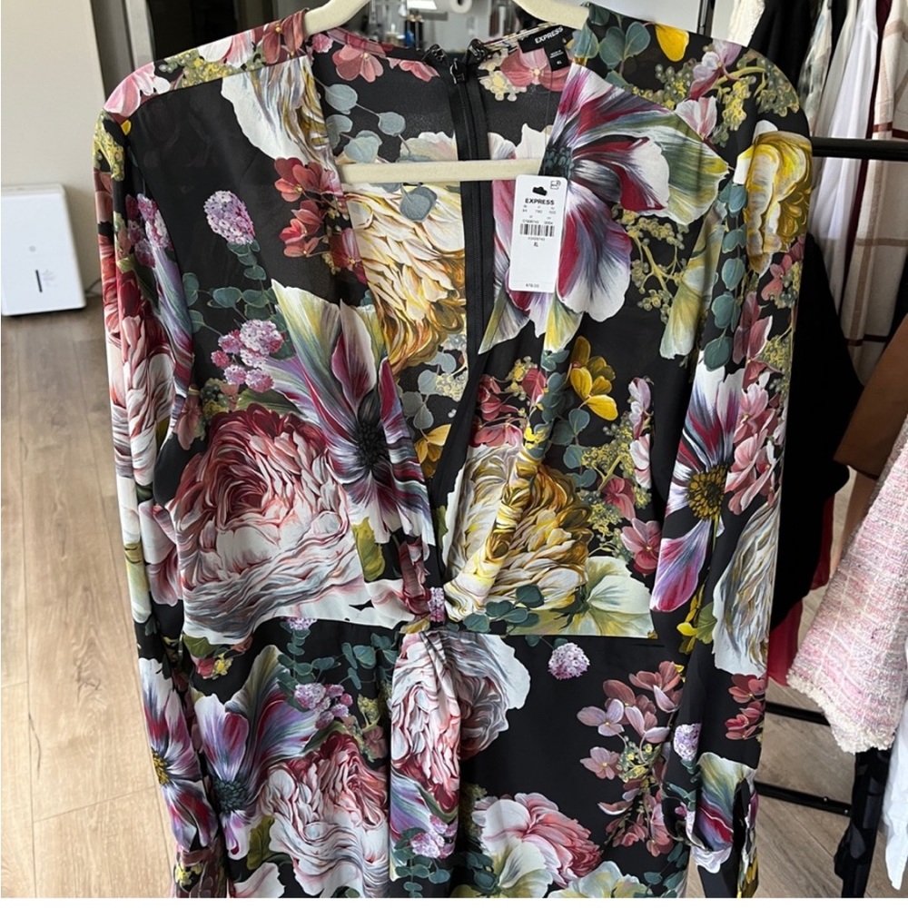 NWT Beautiful EXPRESS DRESS with lots of vibrant colors, has a tie knot.